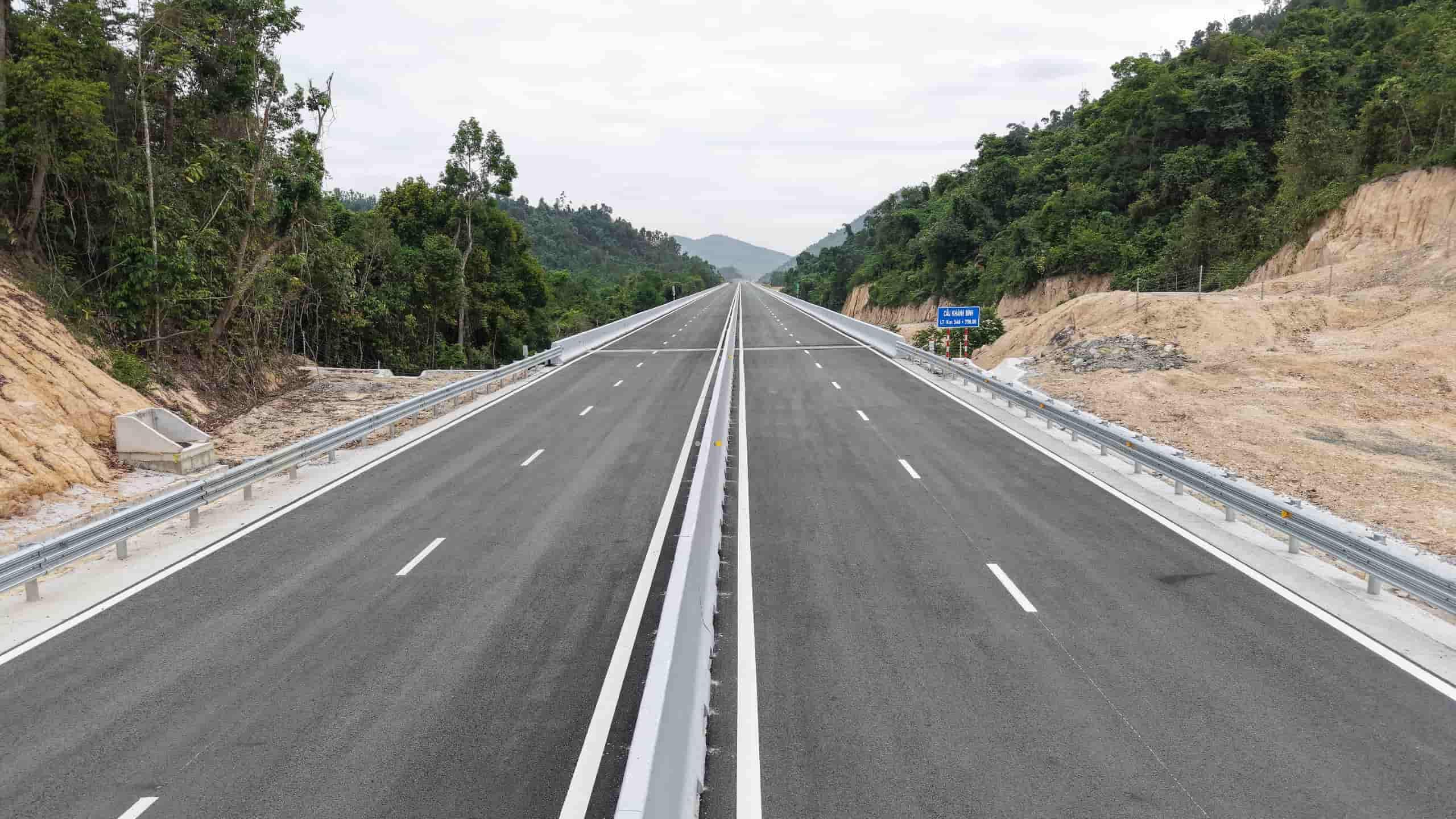 Phạm vi hạng mục công trình đưa vào thông xe ngày 19/4 gồm 28 cầu các loại; đường gom dân sinh, đường ngang; đường hoàn trả QL1A dài 1,8 km và đường hoàn trả QL27C dài 1,84 km; 3 nút giao cắt liên thông là Vạn Giã, nút giao QL26, nút giao QL27C; hệ thống an toàn giao thông, chiếu sáng; trạm dừng nghỉ; hệ thống giao thông thông minh (ITS); trạm thu phí và công trình kiểm soát tải trọng xe...