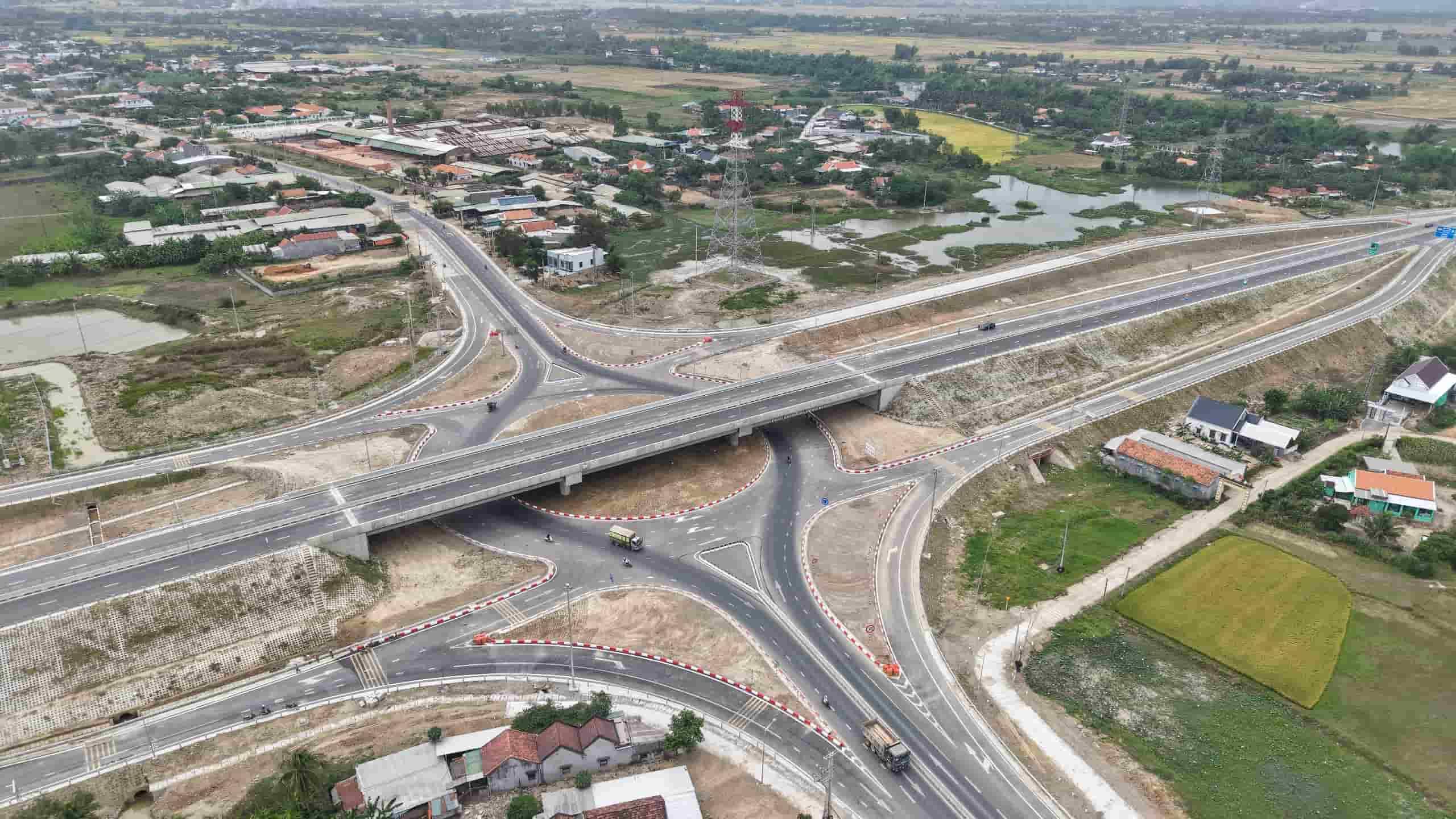 công trình về đích vượt tiến độ 8 tháng, đảm bảo an toàn và tuân thủ các quy định pháp luật. Việc đưa 70 km thuộc cao tốc vào khai thác sớm phục vụ nhu cầu đi lại của người dân sẽ góp phần nâng cao hiệu quả kinh tế xã hội các địa phương có cao tốc đi qua.