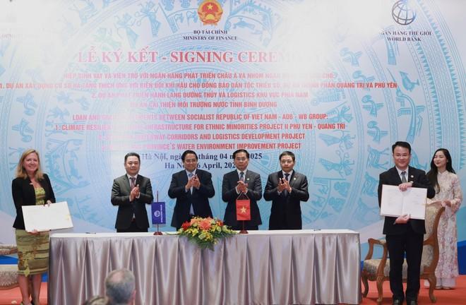 Thủ tướng Phạm Minh Chính chứng kiến lễ ký kết với WB