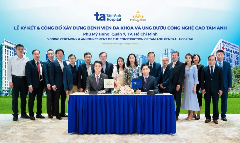 Ông Ngô Chí Dũng, Chủ tịch Hội đồng quản trị kiêm Tổng giám đốc Hệ thống BVĐK Tâm Anh (phải) và ông Gary Tseng - Tổng giám đốc Công ty Phú Mỹ Hưng cùng ký kết biên bản hợp tác. Ảnh: Thanh Hưng