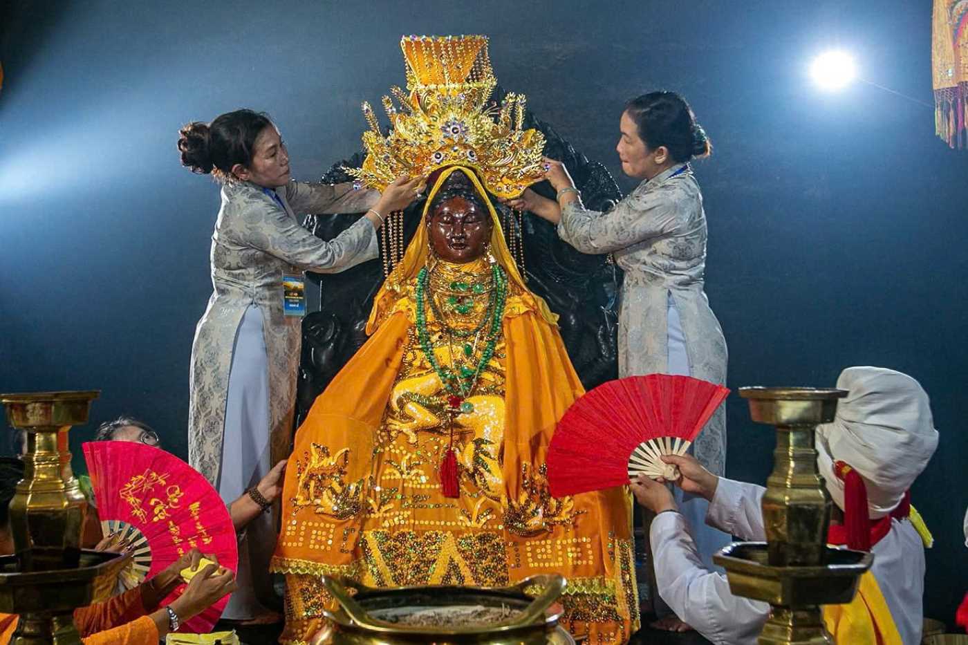 Lễ thay y một trong những nghi thức trang trọng trong lễ hội. Ảnh: Dương Phúc