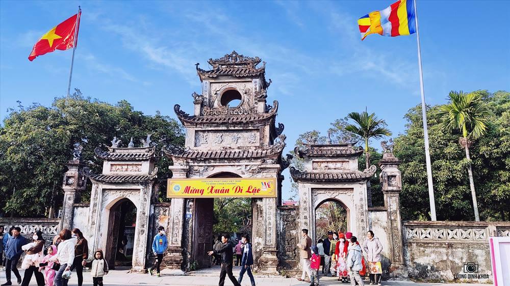 Cổng vào chùa Chuông, một trong những di tích nổi tiếng của Phố Hiến xưa còn lại. Ảnh: Lương Đình Khoa