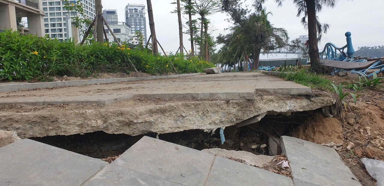Hiện trường bị vỡ toác từ sau bão Yagi đến giờ. Ảnh: Nguyễn Hùng