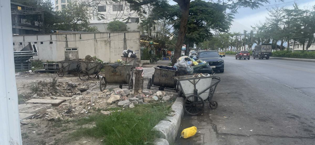 Đối diện với tuyến đường đi dạo ven vịnh Hạ Long là nơi được bố trí tập kết rác và xe rác, khiến quanh khu vực này luôn có mùi hôi thối. Ảnh: Nguyễn Hùng