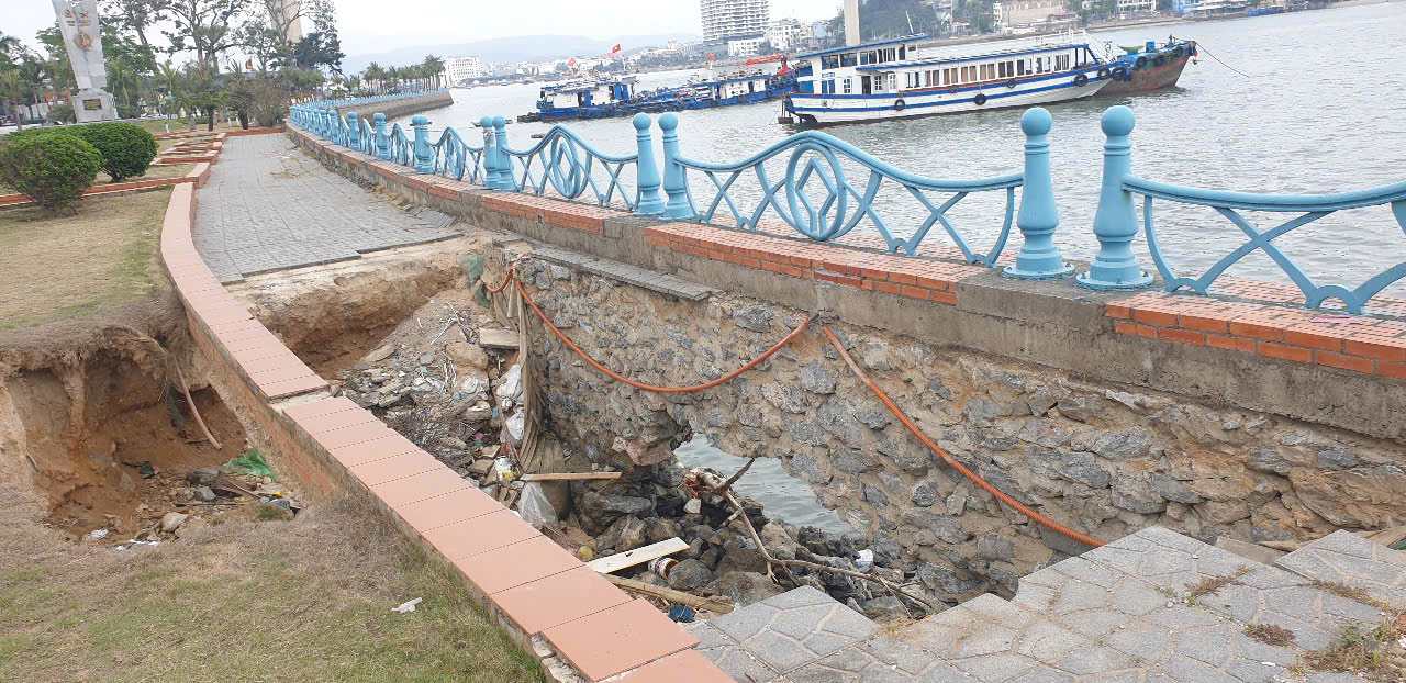 Thêm một hố sâu gần đó cũng thông ra vịnh Hạ Long, dưới đầy rác. Ảnh: Nguyễn Hùng