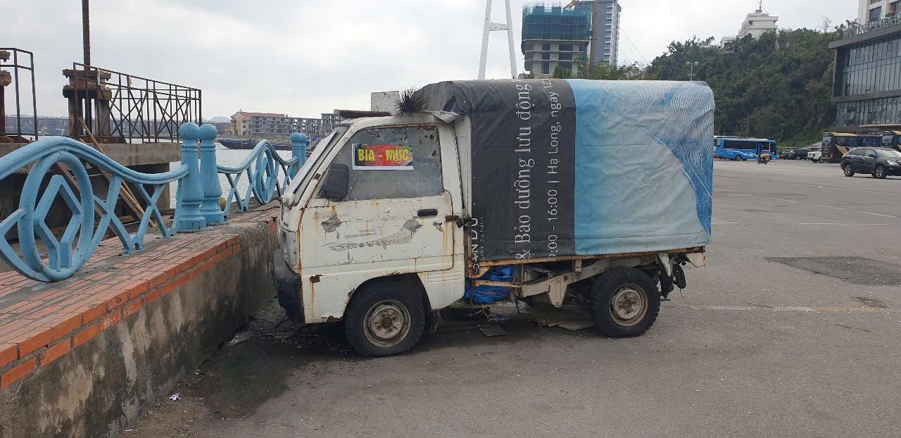 Một chiếc xe, đã bị xịt một số lốp, các cửa đều được khóa bằng khóa ngoài, đỗ ở đây từ lâu. Theo người dân, trong xe là bàn ghế, vật dụng và cứ chiều tối, chủ xe mới mở ra để bày bán hàng. Ảnh: Nguyễn Hùng