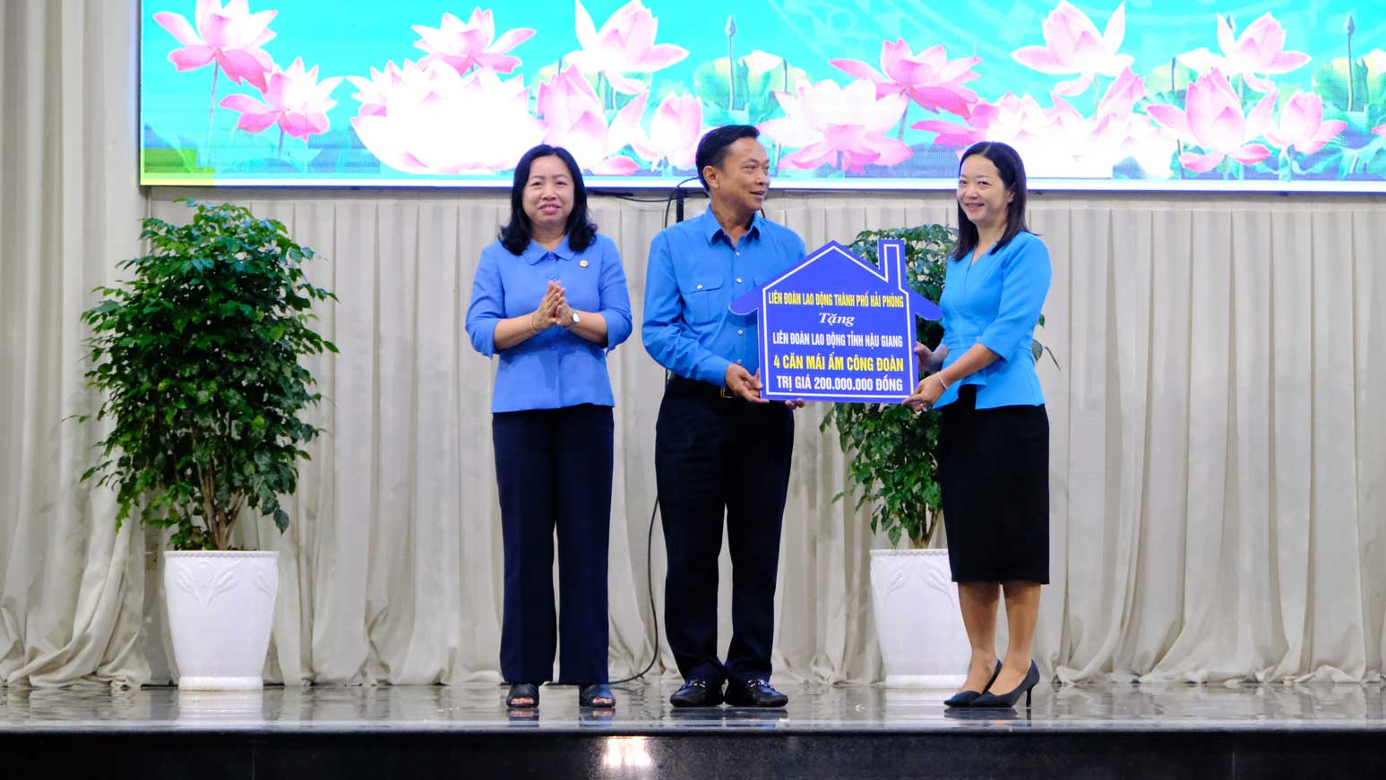 Phó Chủ tịch Thường trực Tổng LĐLĐVN Thái Thu Xương trao bảng tượng trưng tặng 3 Mái ấm Công đoàn cho LĐLĐ tỉnh Hậu Giang. Ảnh: Mỹ Ly