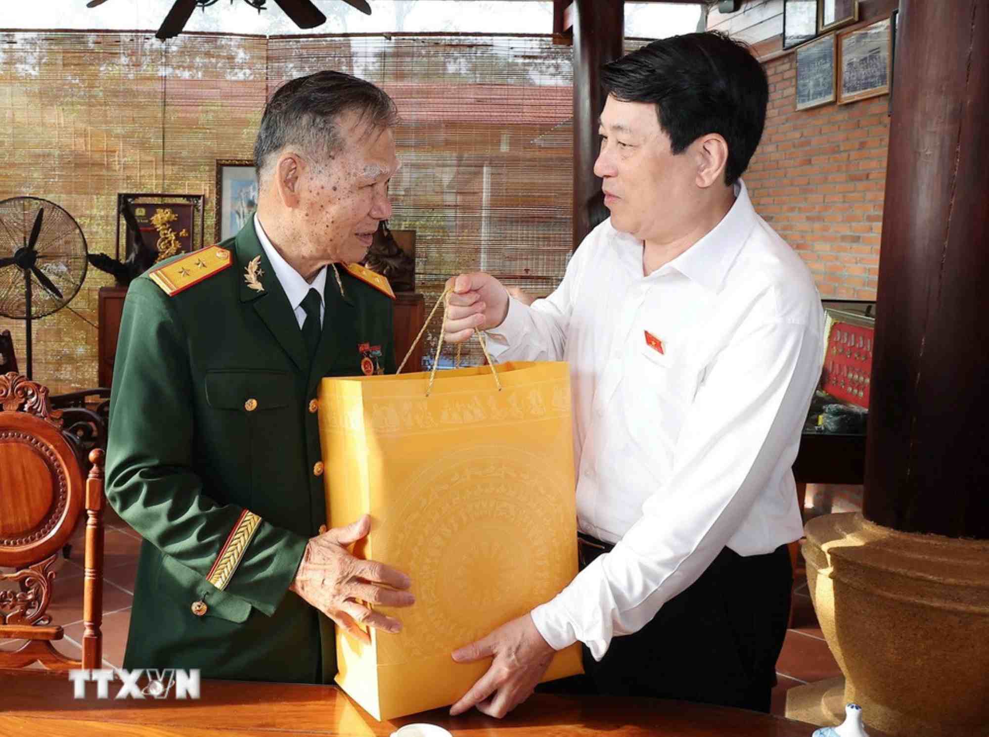 Chủ tịch nước Lương Cường tặng quà Anh hùng Lực lượng vũ trang Tô Văn Đực. Ảnh: TTXVN