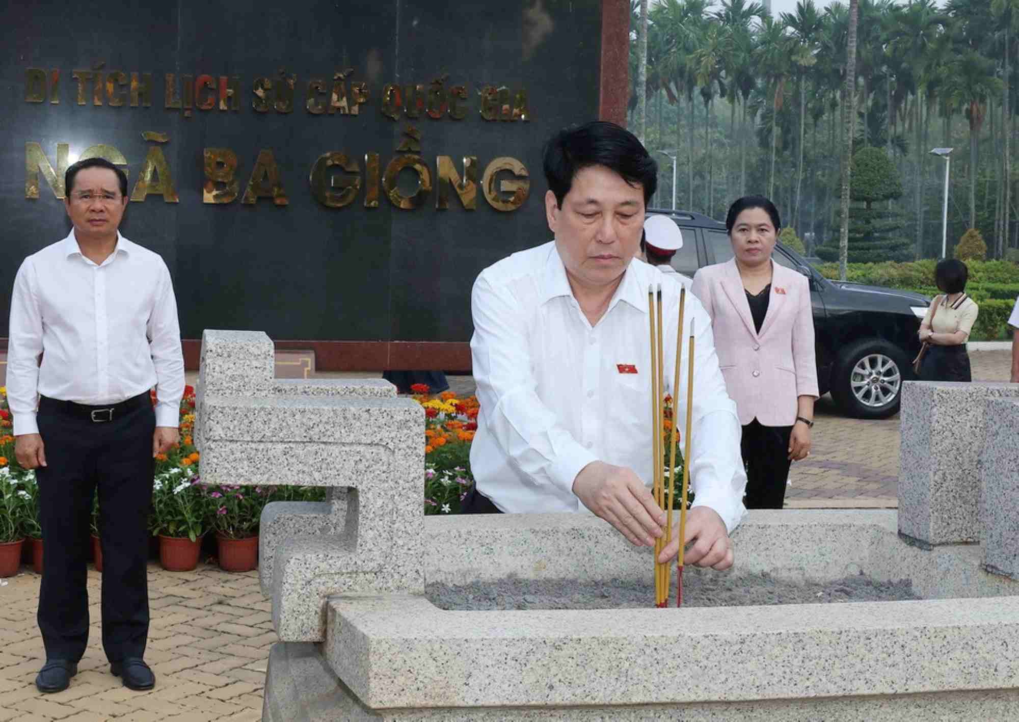 Chủ tịch nước Lương Cường dâng hương tại Di tích lịch sử quốc gia Ngã Ba Giồng. Ảnh: TTXVN