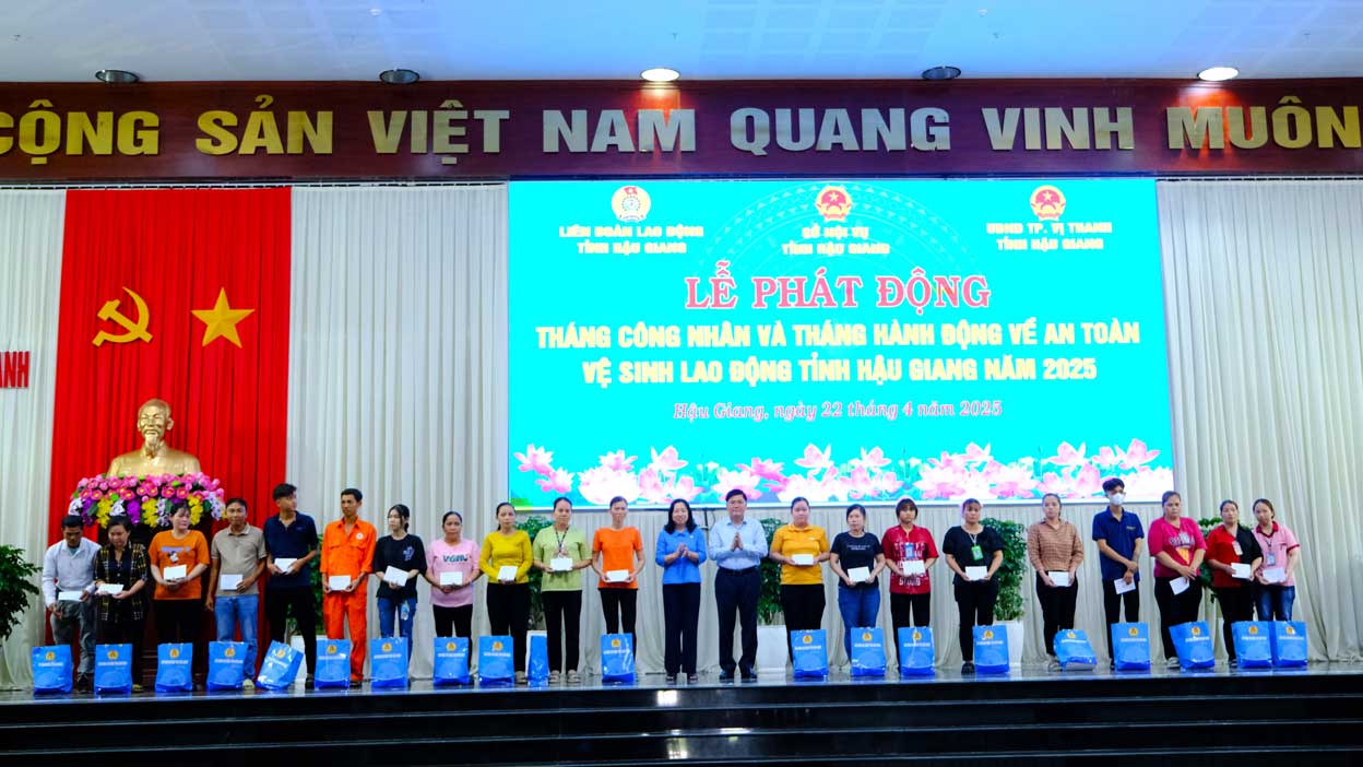 Trao quà cho đoàn viên, công nhân có hoàn cảnh khó khăn. Ảnh: Mỹ Ly