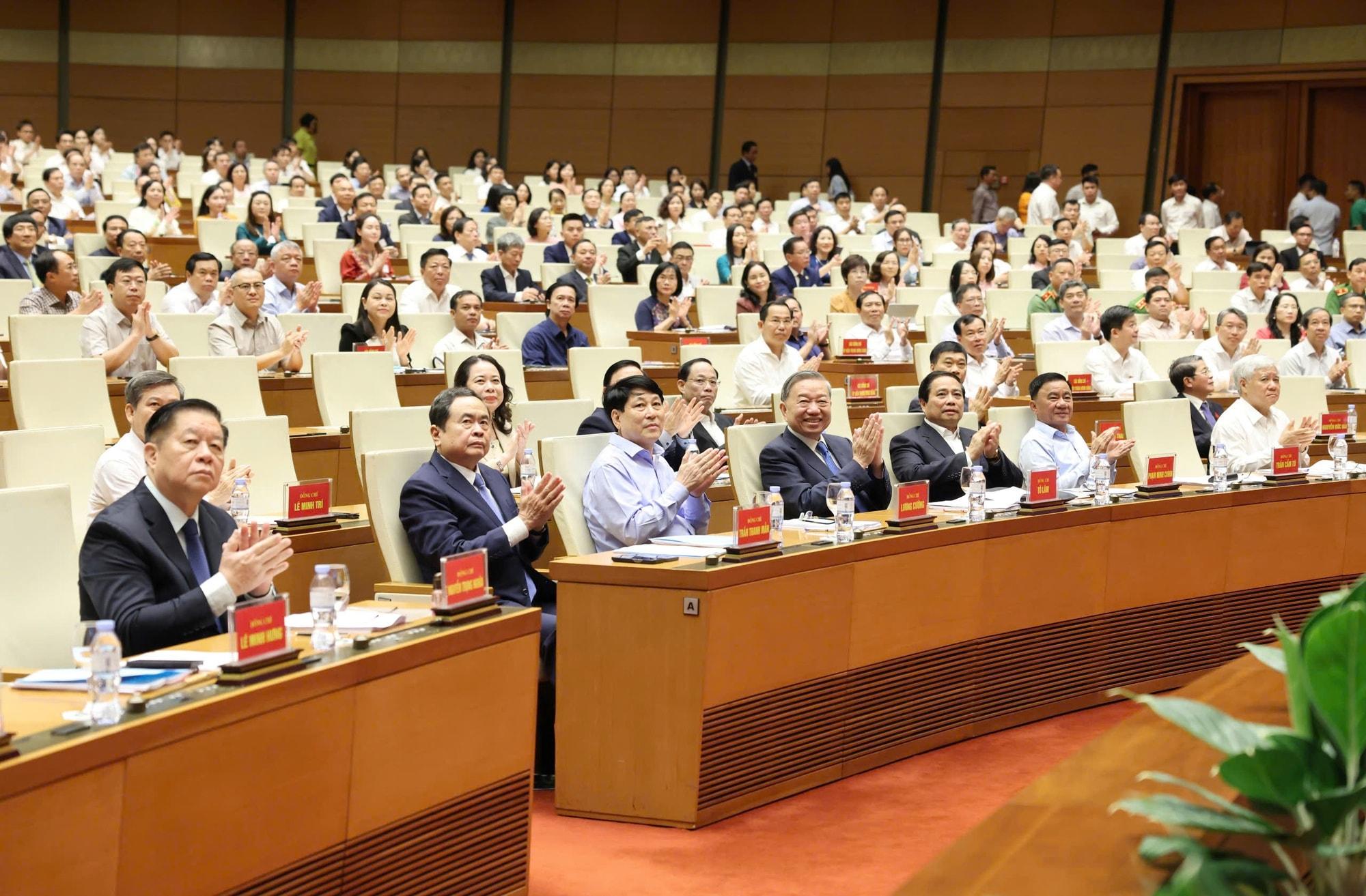 Tham dự Hội nghị có Tổng Bí thư Tô Lâm; Chủ tịch nước Lương Cương; các đồng chí nguyên Chủ tịch nước: Nguyễn Minh Triết (dự tại điểm cầu TPHCM); Trương Tấn Sang (dự tại điểm cầu Long An); Thủ tướng Chính phủ Phạm Minh Chính, nguyên Thủ tướng Chính phủ Nguyễn Tấn Dũng (dự tại điểm cầu TPHCM); Chủ tịch Quốc hội Trần Thanh Mẫn; các nguyên Chủ tịch Quốc hội: Nguyễn Sinh Hùng, Nguyễn Thị Kim Ngân; Thường trực Ban Bí thư Trần Cẩm Tú; các nguyên Thường trực Ban Bí thư: Lê Hồng Anh (dự tại điểm cầu TPHC
