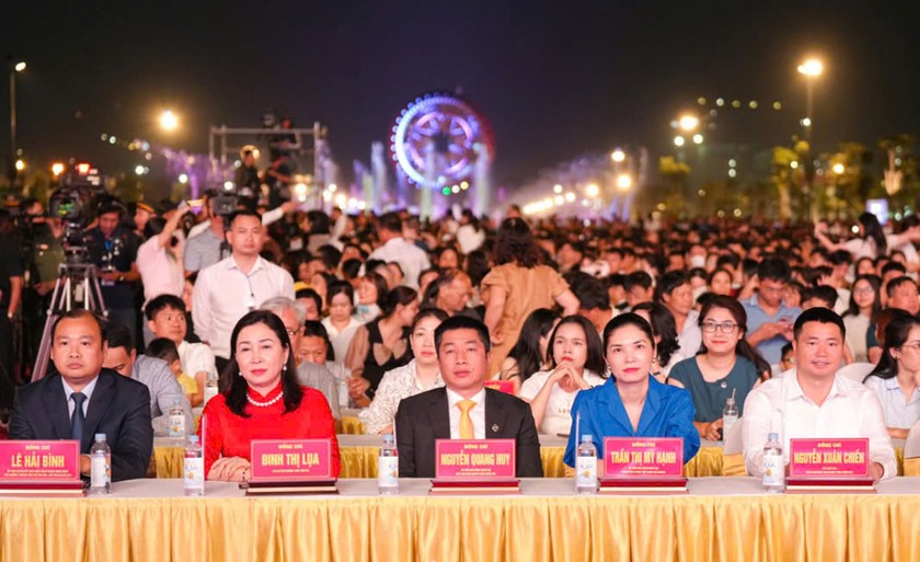 Các đại biểu dự lễ khai mạc.