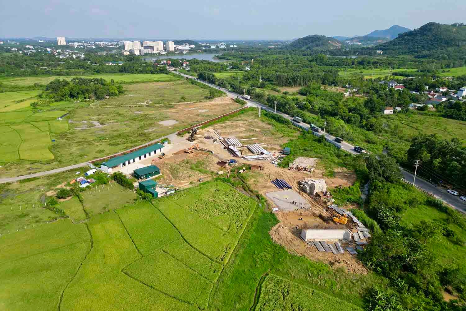 Huyện Thạch Thất đẩy nhanh GPMB dự án đầu tư xây dựng tuyến đường cao tốc Đại lộ Thăng Long, đoạn nối từ Quốc lộ 21 đến cao tốc Hà Nội - Hòa Bình. Ảnh: Phùng Trà.