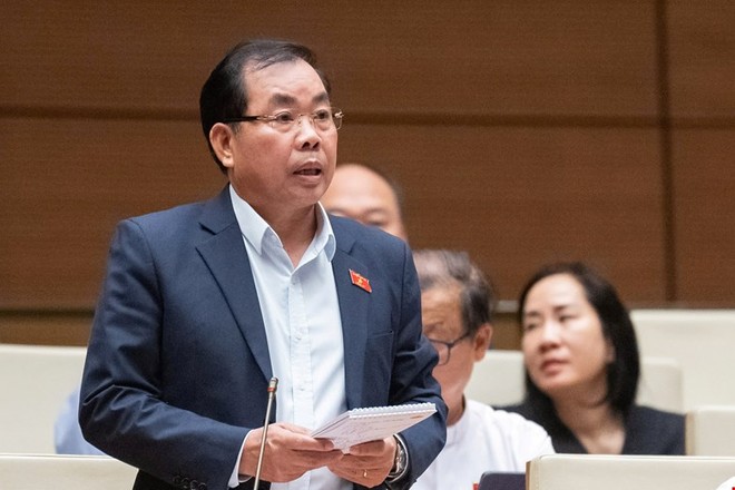 Đại biểu Nguyễn Quang Huân (đoàn Bình Dương) thảo luận