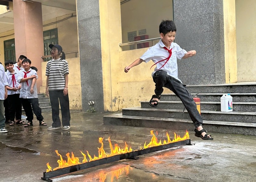 Học sinh trường THCS Hà Hồi thực hành vượt qua đám cháy.