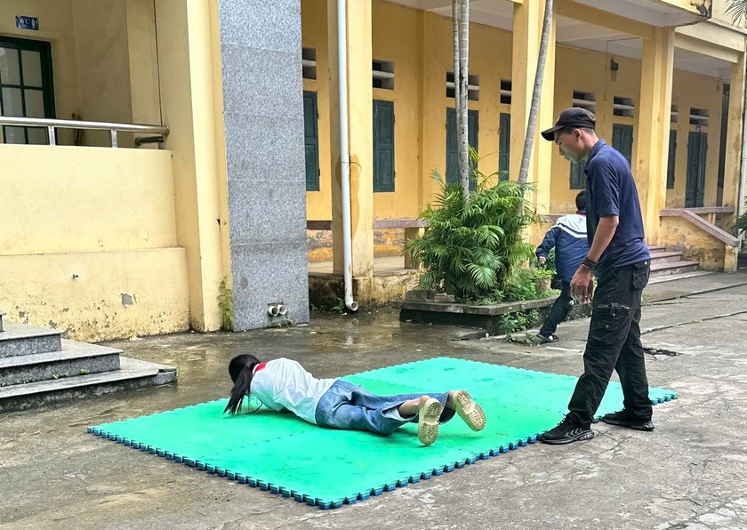 Thực hành nằm lăn dập lửa trên người