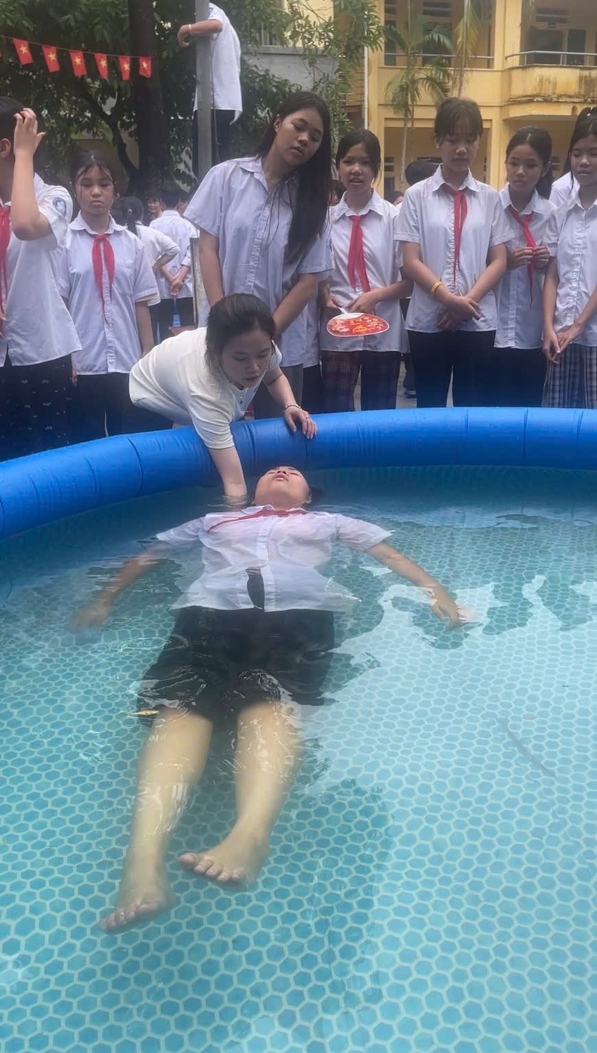 Thực hành kỹ năng tự nổi sinh tồn trên mặt nước