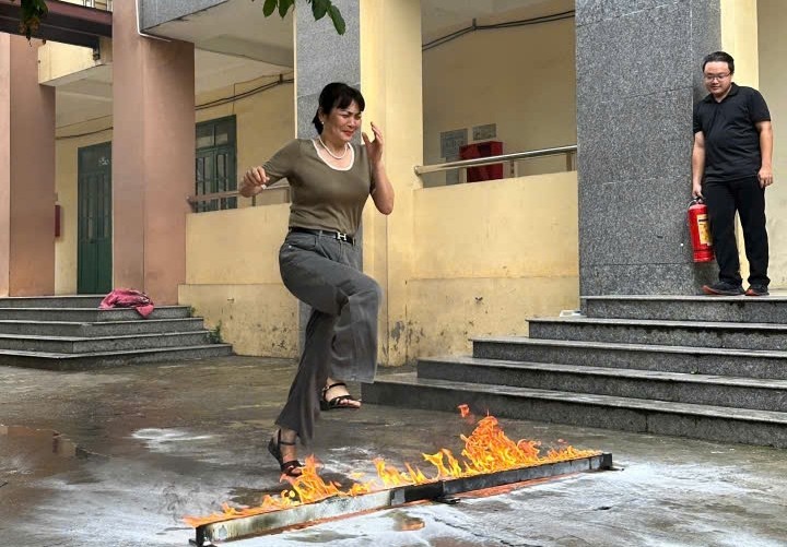 Giáo viên trường THCS Hà Hồi thực hành vượt qua đám cháy.