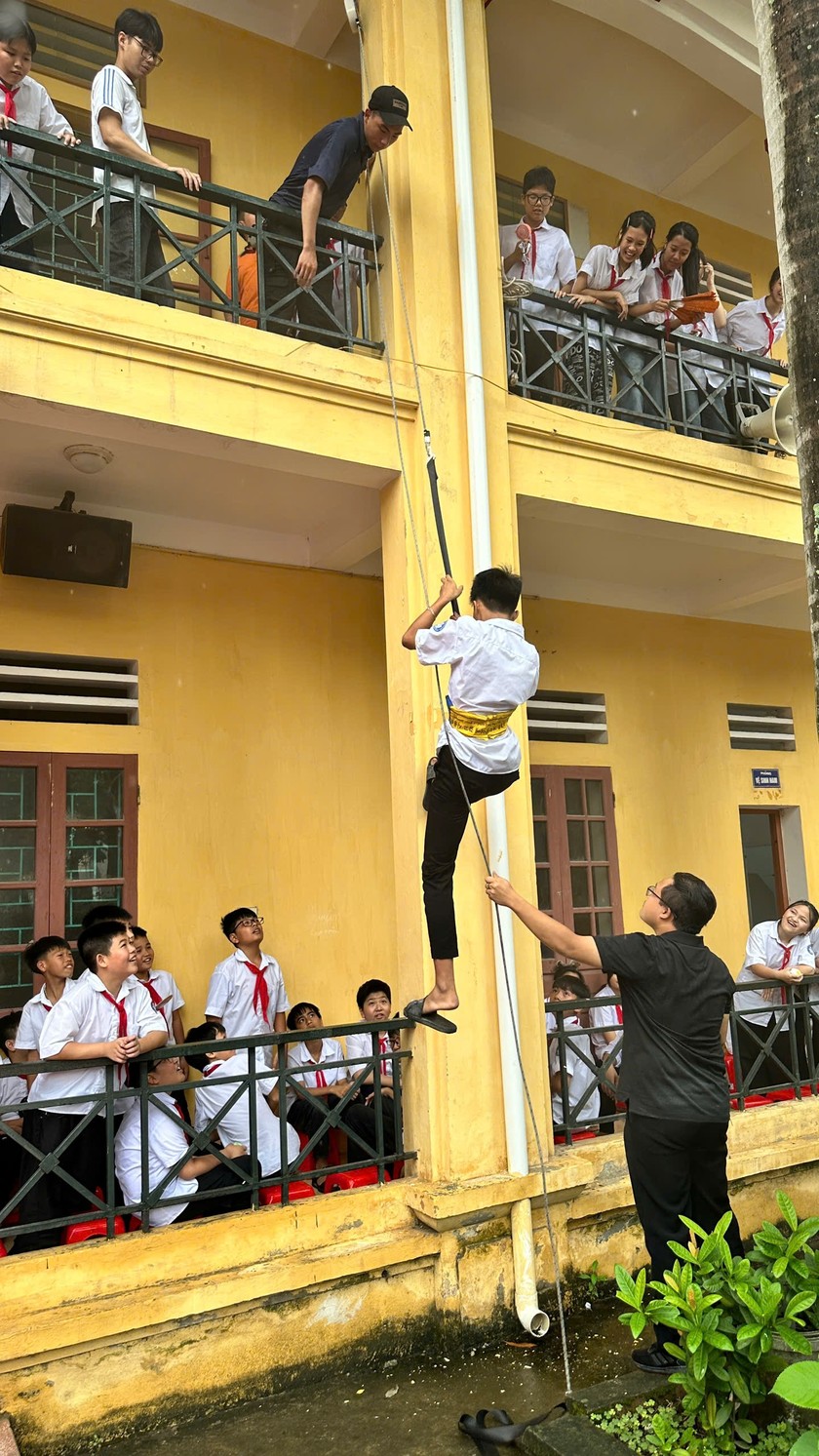 Thực hành thoát nạn bằng dây hạ chậm