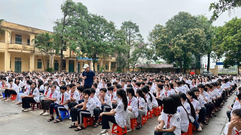 Học sinh trường THCS Hà Hồi chăm chú lắng nghe chuyên gia chia sẻ về kỹ năng phòng chống tai nạn thương tích.