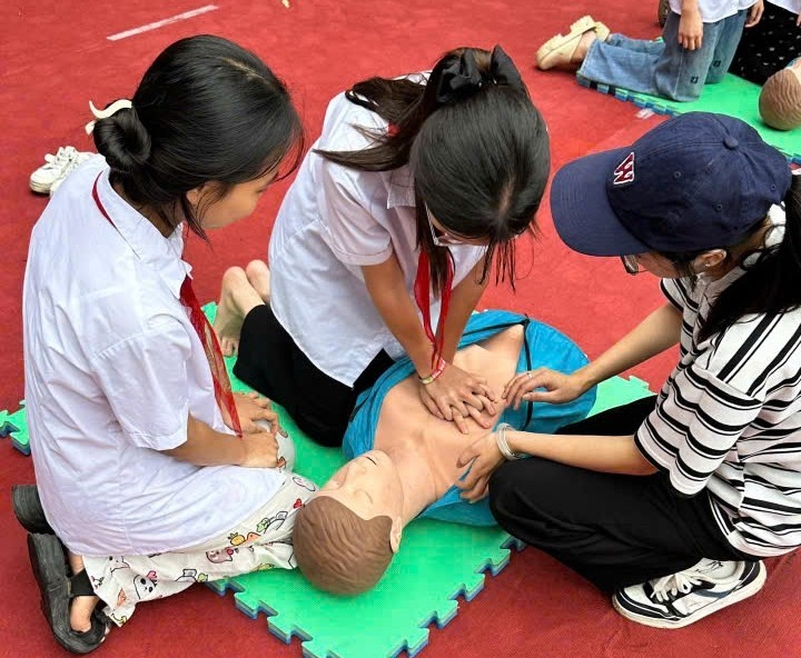 Thực hành kỹ năng sơ cấp cứu ban đầu với người bị ngừng tuần hoàn