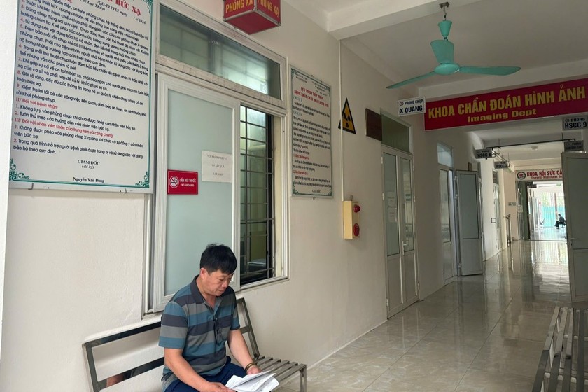 Biển cấm hút thuốc lá được treo, dán tại các Khoa, Phòng của Trung tâm Y tế huyện Lạc Thủy, tỉnh Hoà Bình. (Ảnh: Thanh Huyền).