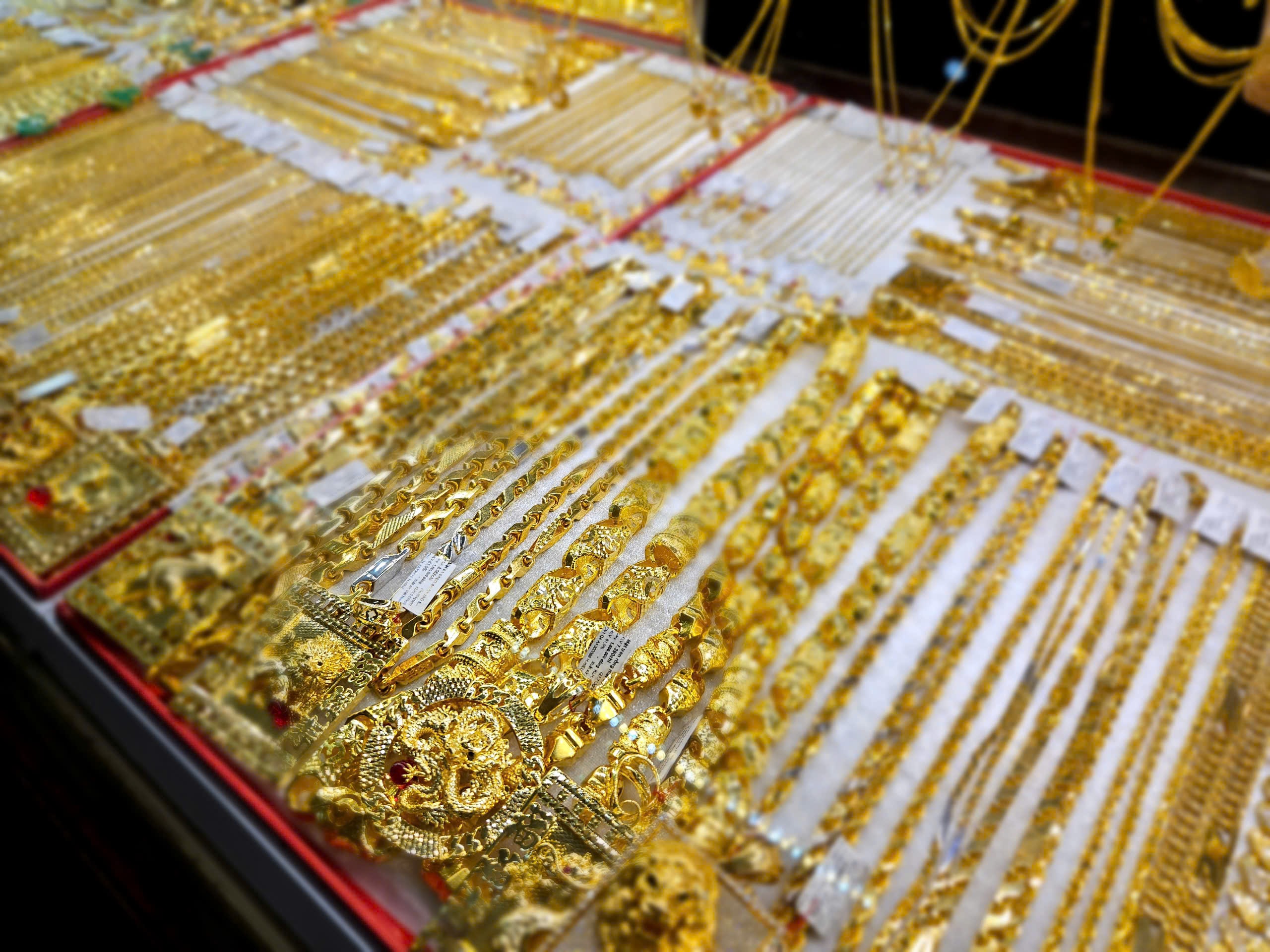 Giá vàng hôm nay 2/6/2025: Giá vàng giữ ở mức cao chờ biến động mới từ chính sách thương mại