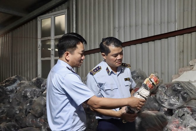 Lực lượng chức năng kiểm tra cơ sở sản xuất tất nghi giả mạo nhãn hiệu nổi tiếng