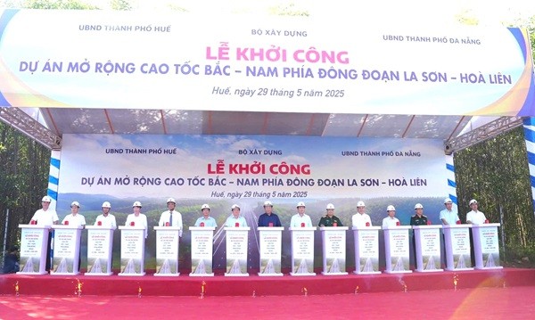 Các đại biểu thực hiện nghi thức bấm nút khởi công dự án mở rộng cao tốc La Sơn -Hòa Liên.