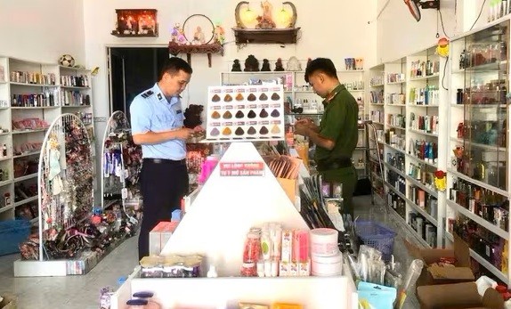 Lực lượng QLTT tỉnh Cà Mau vừa tiến hành kiểm tra phát hiện, thu giữ 2.000 sản phẩm mỹ phẩm không rõ nguồn gốc.