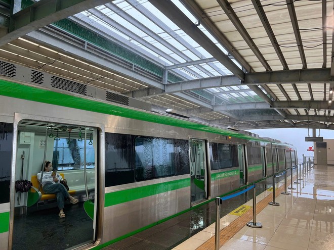 Mái ga Yên Nghĩa thuộc tuyến metro Cát Linh- Hà Đông bị tốc gây dột, nước mưa vào tràn vào trong