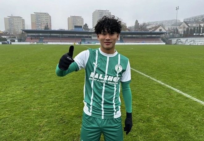 Tiền đạo Việt kiều Alex Bùi Tiền đạo Việt kiều Alex Bùi