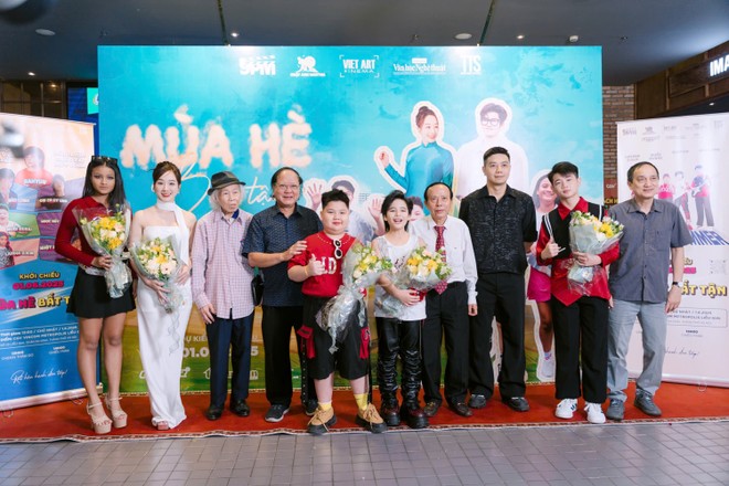 Chủ tịch Hội điện ảnh Việt Nam Đinh lệnh Hùng Tú, Tổng Biên tập Thời Báo Văn học nghệ thuật Hoàng Dự cùng đạo diễn, nghệ sĩ và êkip diễn viên đoàn phim