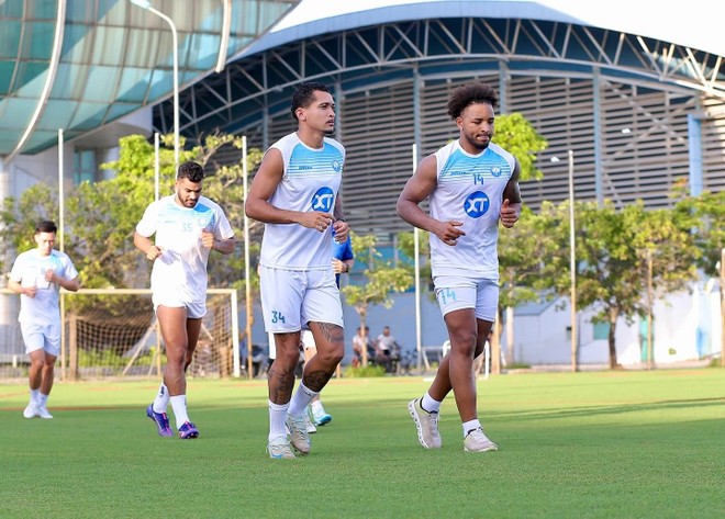 Xuân Son tập nhẹ cùng đồng đội Xuân Son tập nhẹ cùng đồng đội