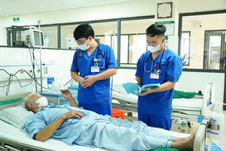 Bác sỹ theo dõi sức khỏe bệnh nhân nhập viện cấp cứu vì bị say nắng (Ảnh: BVCC)