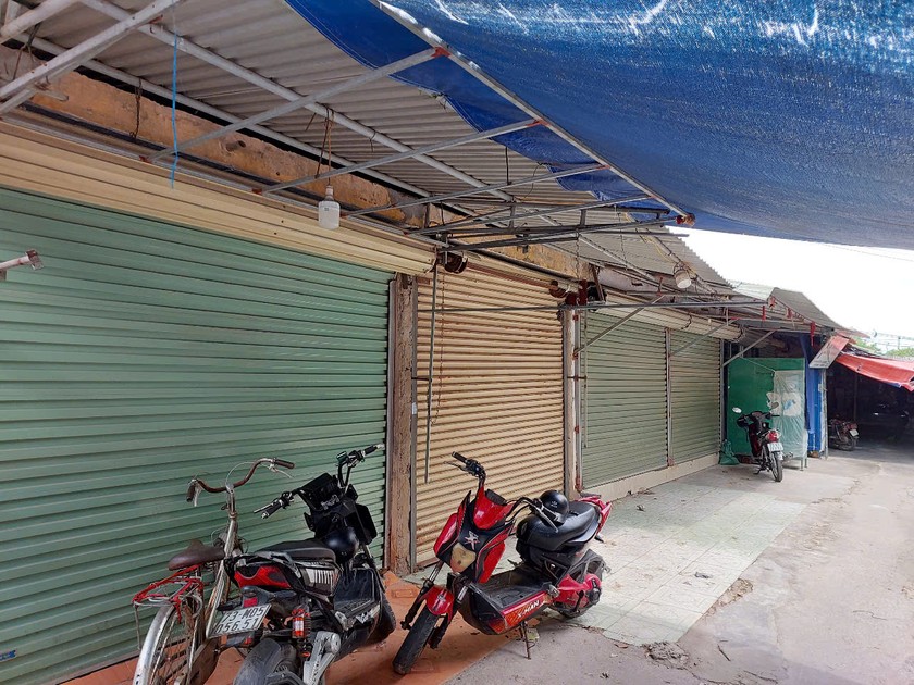 Một số gian hàng vẫn mở bán nhưng tâm lý dè dặt, lo sợ bị kiểm tra. Một số gian hàng vẫn mở bán nhưng tâm lý dè dặt, lo sợ bị kiểm tra.