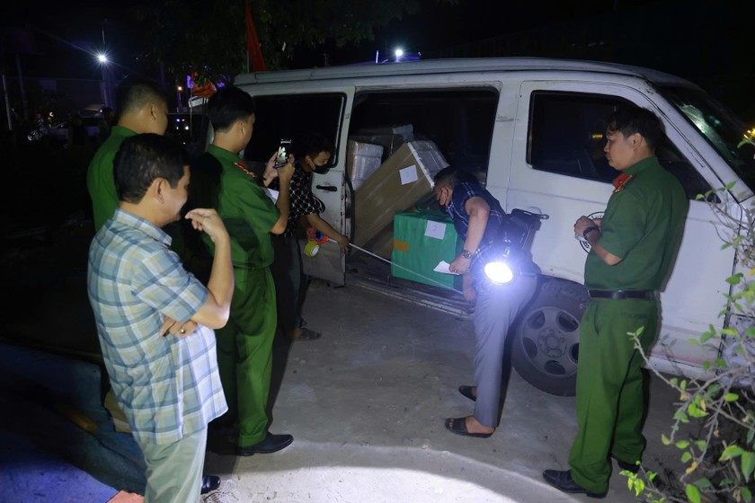 Công an kiểm đếm hàng hóa trên xe ô tô chở hàng lậu.
