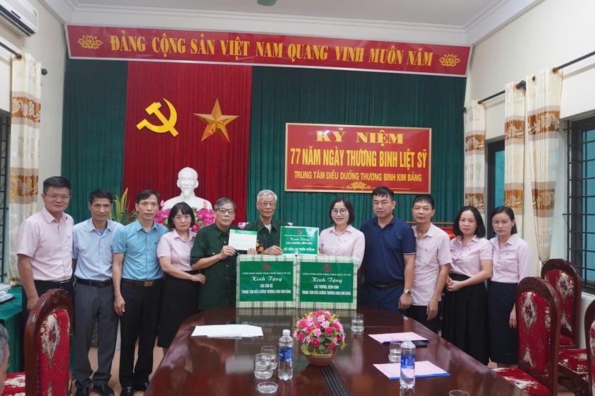 NHCSXH tỉnh Hà Nam thăm hỏi, tặng quà thương bệnh binh nhân ngày 27/7.
