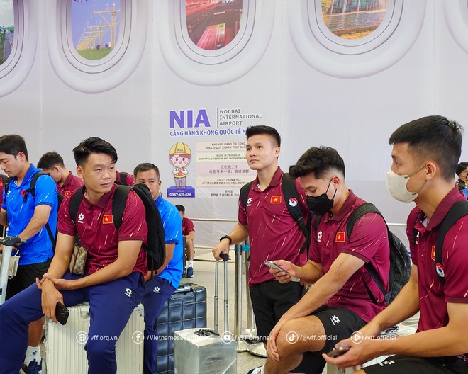ĐT Việt Nam chờ lên máy bay sang Malaysia sáng 6-6
