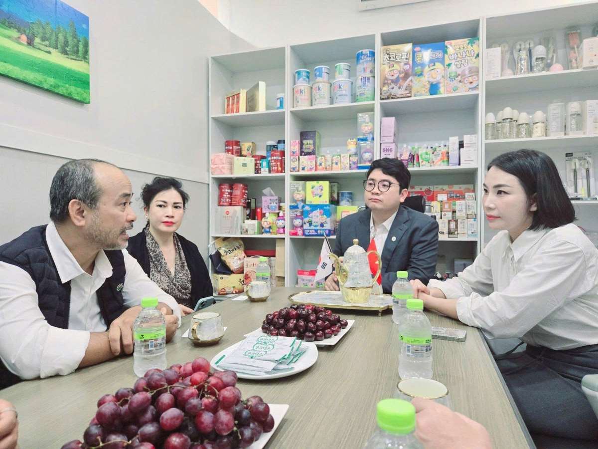 Đoàn công tác thăm trụ sở Công ty PLKOREA TRADING CO., LTD tại Incheon của gia đình anh Vũ Mão. Ảnh: Ủy ban Nhà nước về người Việt Nam ở nước ngoài