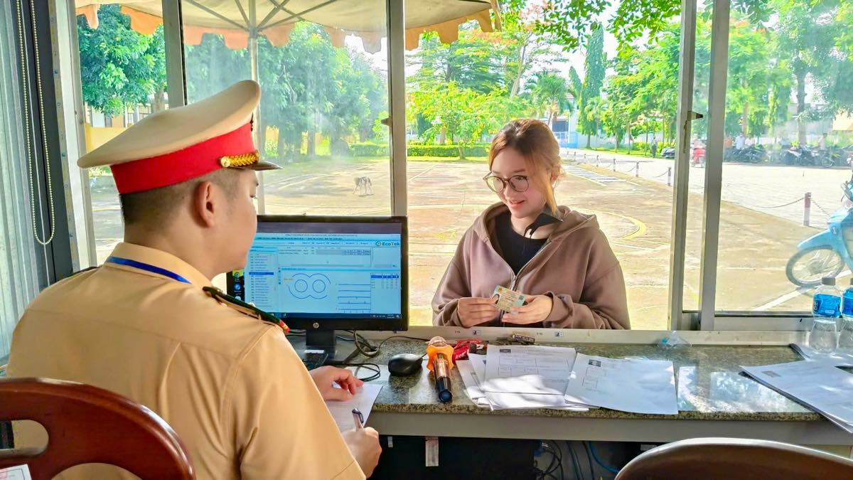 Kiểm tra giấy tờ thí sinh trước khi thi thực hành. Ảnh: Phạm Duy