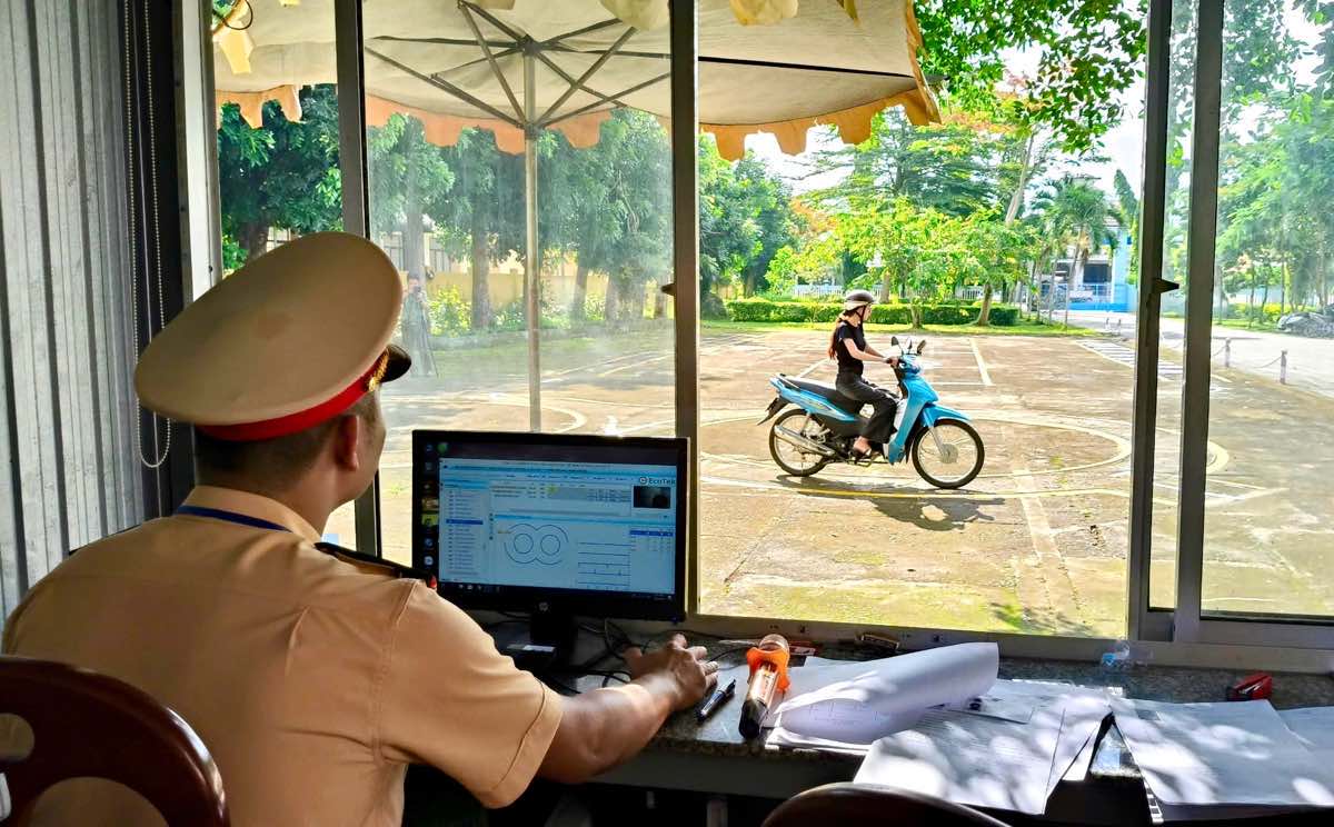 CSGT làm nhiệm vụ trong phần sát hạch thực hành lái xe. Ảnh: Phạm Duy