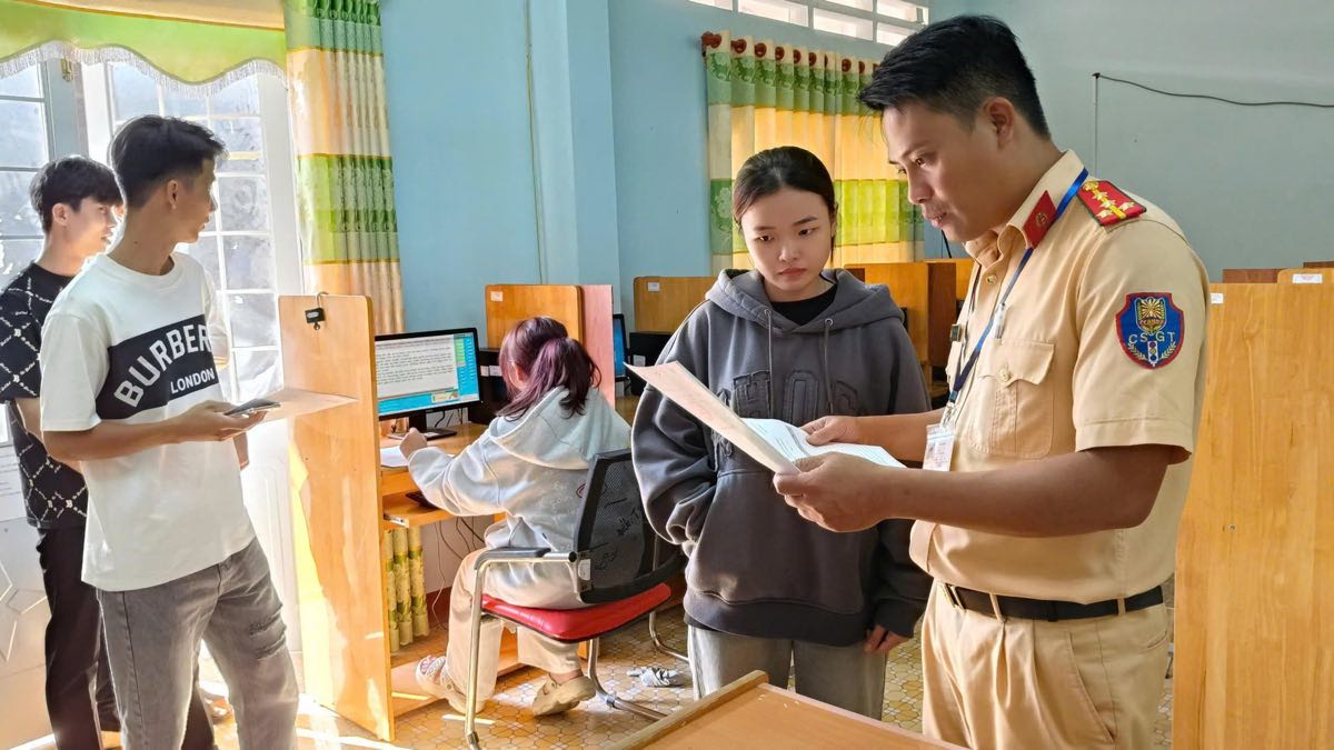 CSGT kiểm tra, đối chiếu các loại giấy tờ của thí sinh trước khi vào thi lý thuyết. Ảnh: Phạm Duy