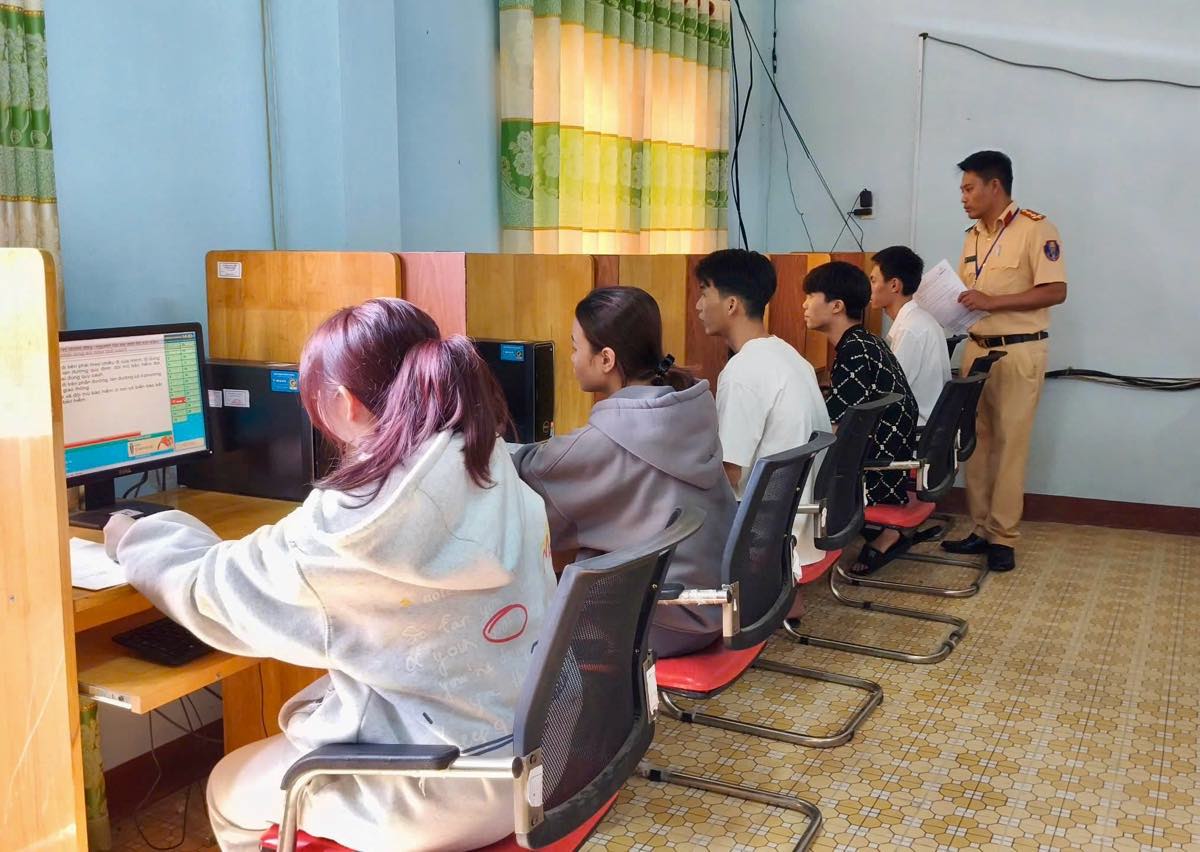 Các thí sinh thi trên máy tính và được chấm điểm tự động. Ảnh: Phạm Duy