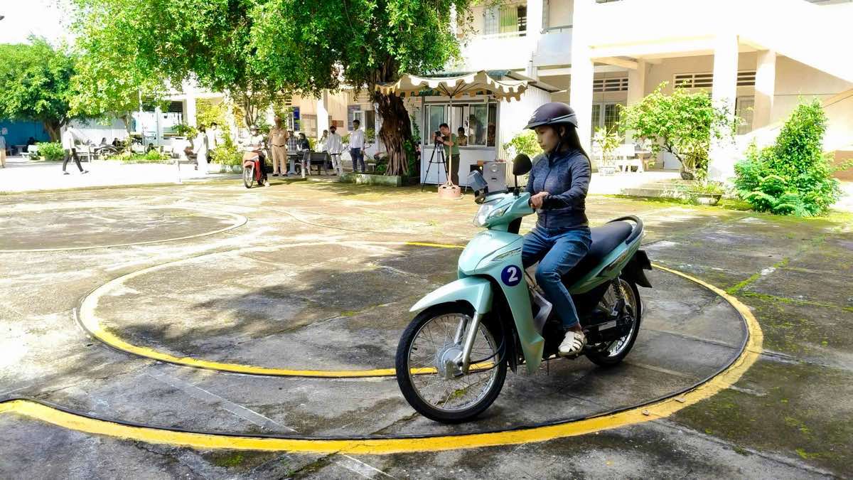 Thí sinh thi thực hành. Ảnh: Phạm Duy