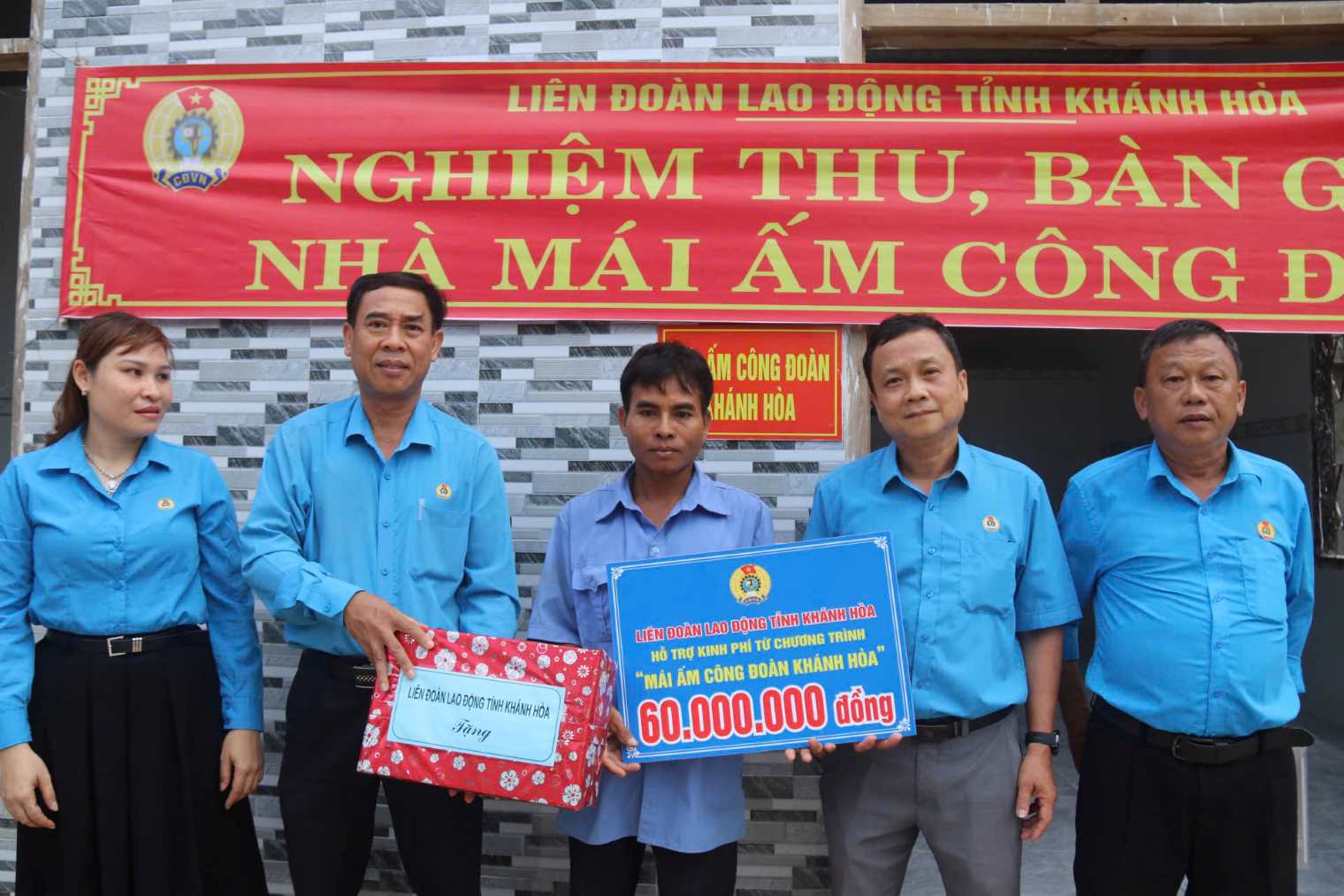 Lãnh đạo LĐLĐ tỉnh Khánh Hòa bàn giao nhà mái ấm cho đoàn viên được hỗ trợ trong dịp Tháng Công nhân. Ảnh: Phương Linh