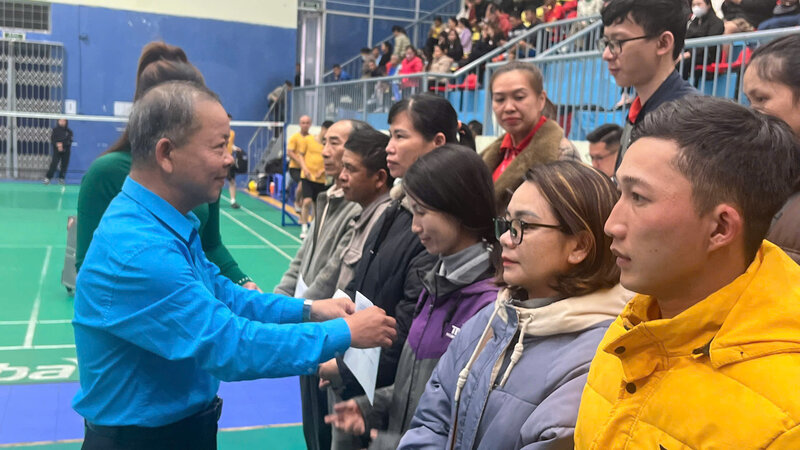 Ông Hoàng Liên - Chủ tịch Liên đoàn Lao động tỉnh Lâm Đồng tặng quà đoàn viên công đoàn có hoàn cảnh khó khăn tại “Ngày hội công nhân” năm 2025 ở Đà Lạt. Ảnh: Lâm Đức