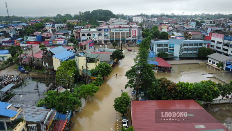 Ngập sâu gây chia cắt giao thông tại trục đường Hoàng Gia. Ảnh: Lam Thanh