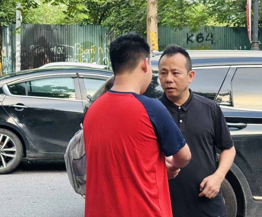 Phụ huynh bắt tay tiếp sức con trước khi vào phòng thi.