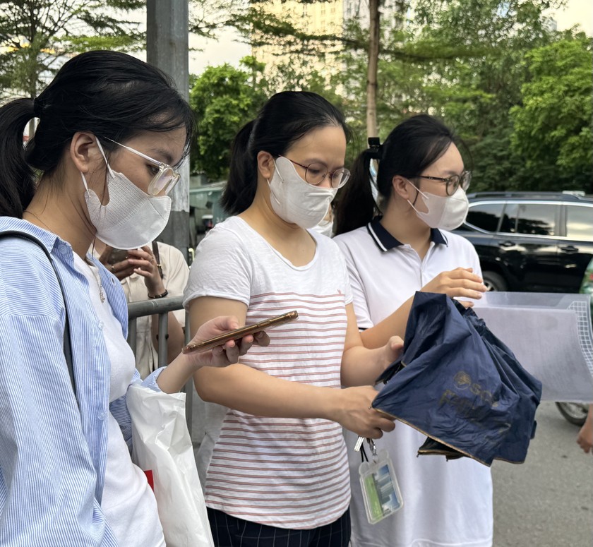 Nhiều phụ huynh sau khi con vào phòng thi vẫn nán lại để chờ đến khi bắt đầu tính giờ làm bài mới yên tâm ra về.